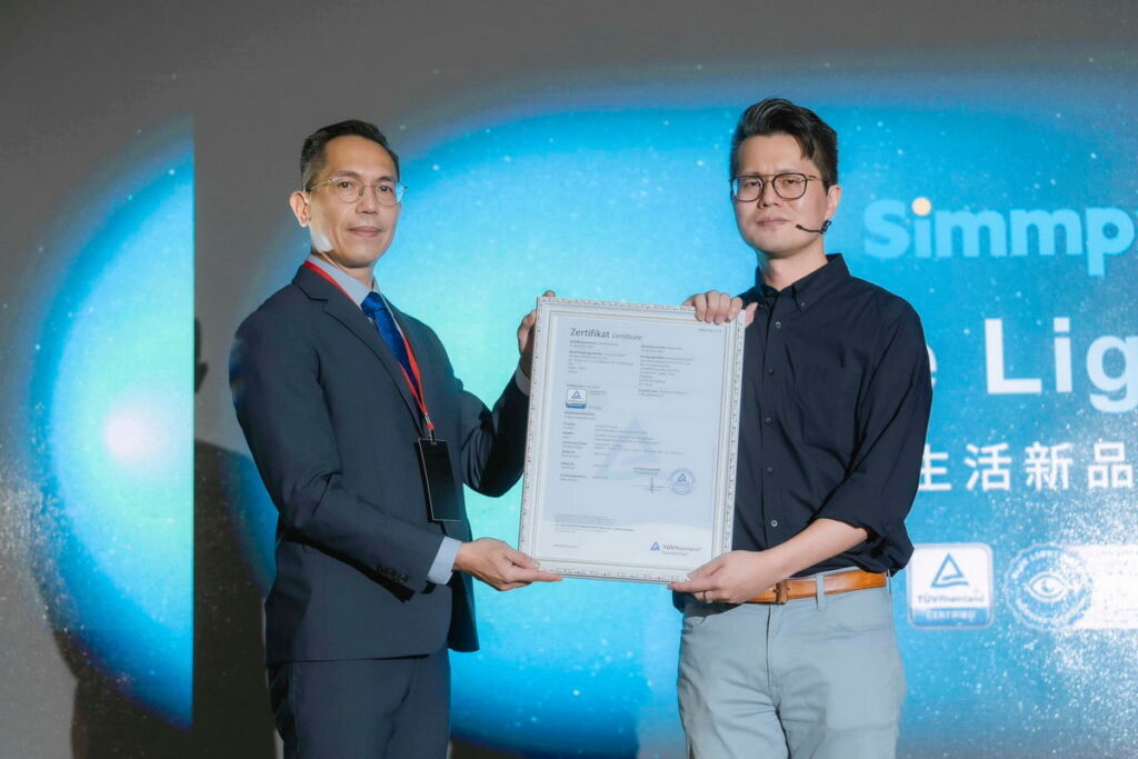 Simmpo 創辦人許展榕(右)代表接受TUV 德國萊因(左)的授獎儀式,為全球首個且唯一取得該項專利認證的品牌。