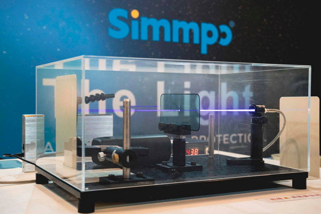 Simmpo 與交大光電實驗室合作,建置領先業界的藍光雷射測試設備。