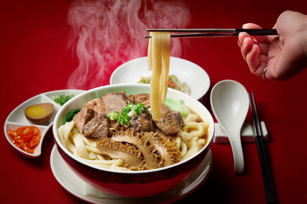 「紅燒極品牛肉麵」選用牛頰肉、牛肋條、牛腱與牛肚等四種極品部位,分別滷製,加上濃郁的高湯令人回味無窮。(售價580元)