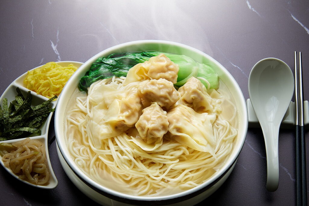 「鮮蝦餛飩麵」以新鮮蝦仁製作,Q彈麵條與濃郁高湯相得益彰。(售價520元)
