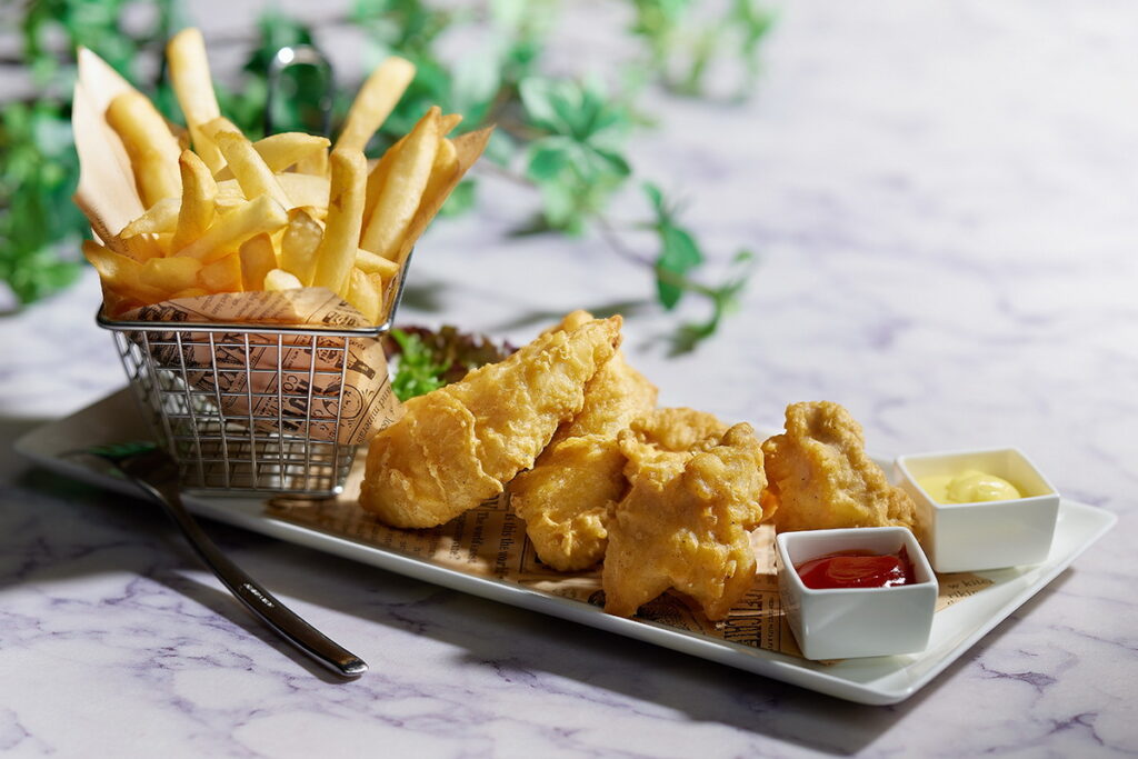 「英式炸魚薯條」台灣產的鮮美鯛魚,外酥內嫩,搭配日式風味的柚子胡椒美乃滋,為傳統料理注入新感受。(售價480元)