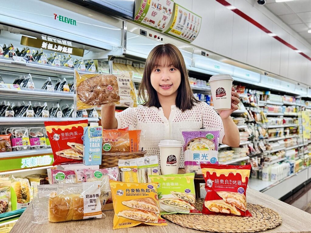 .7-ELEVEN針對10種類別商品推出共5種百元以下超值優惠組合,銷售人氣小金磚「熱壓土司」也加入優惠行列,多款口味搭配指定CITY系列飲品或飲品也只要75元