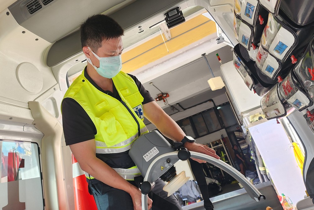 【救護車那些事2-1】惡劣擋車已少見 救護員:常有激動罵人家屬、犁田老人 240 【救護車那些事2-1】惡劣擋車已少見 救護員:常有激動罵人家屬、犁田老人 239