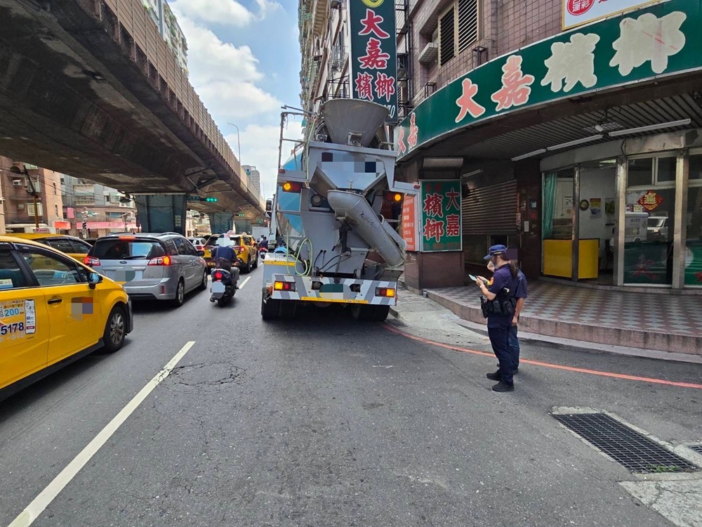 20噸大車闖入台1線 三重警加強禁行管制路段 222 cnews204240829a03