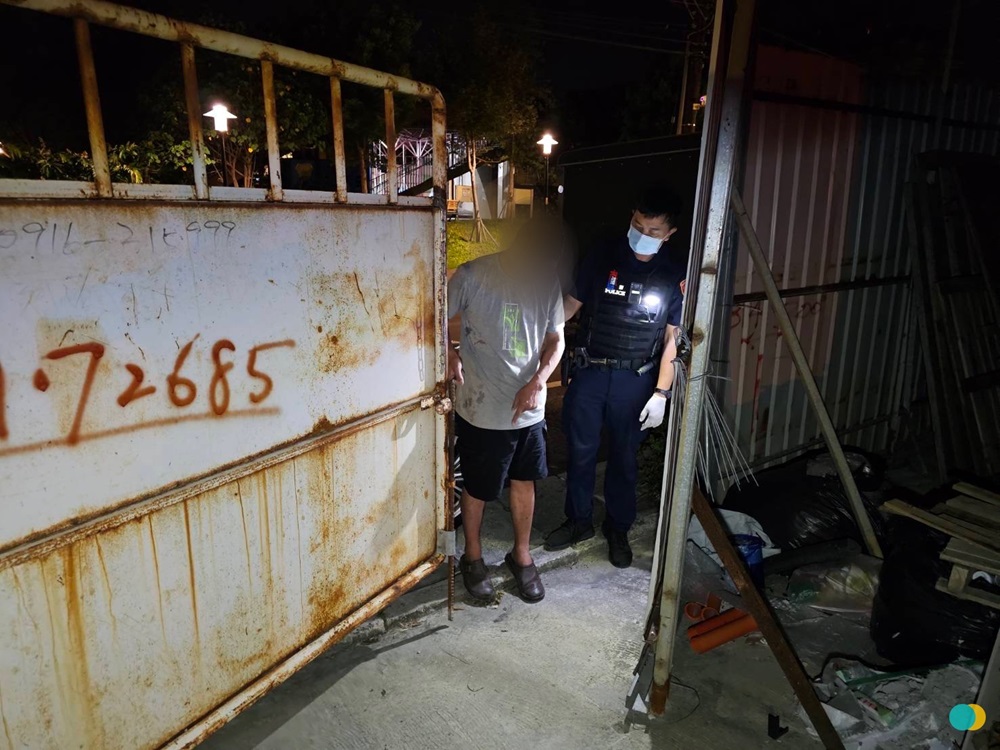 闖工地偷水電洗澡 被反鎖頂樓呼救三峽警上門逮人 227 cnews204240829a11