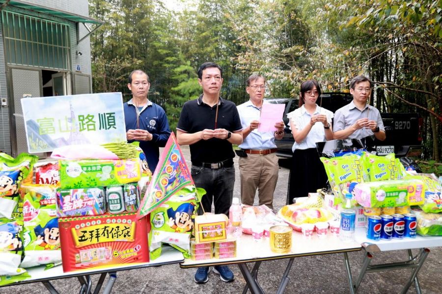 普度好兄弟! 南投轉播站拜「蘆筍」祈求「路順」