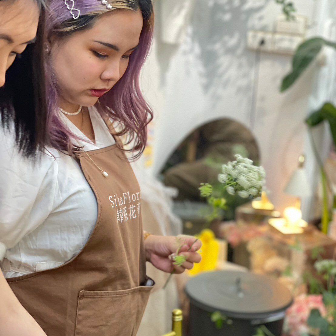「只走花路」的主理人以堅持與熱情,在花藝界闖出了一條屬於自己的美麗之路。(圖/ 只走花路 提供)