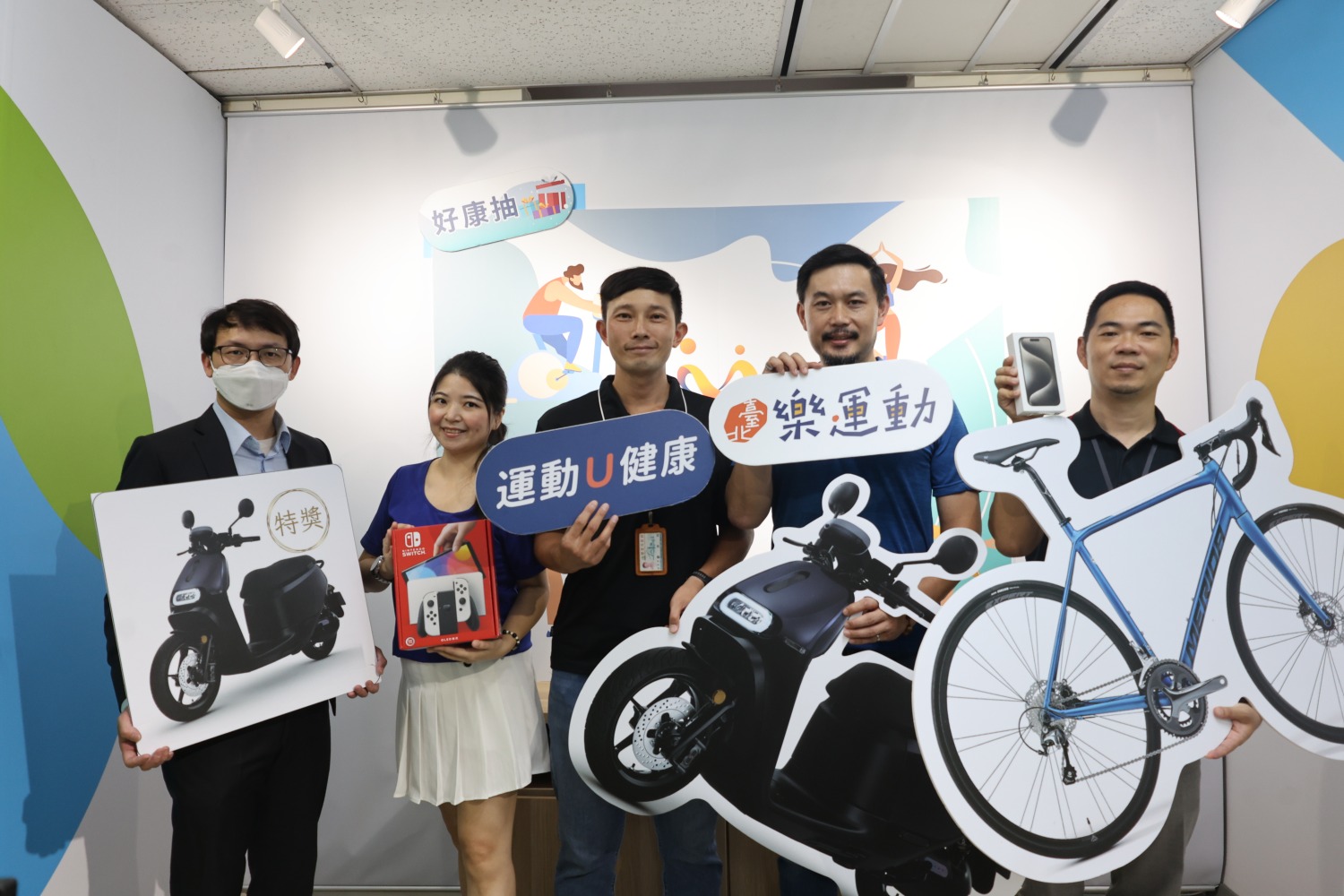體育局局長王泓翔(右二)今日在律師的見證下,抽出U-Sport臺北樂運動第一波「好康抽」的幸運兒。(圖/臺北市政府體育局提供)