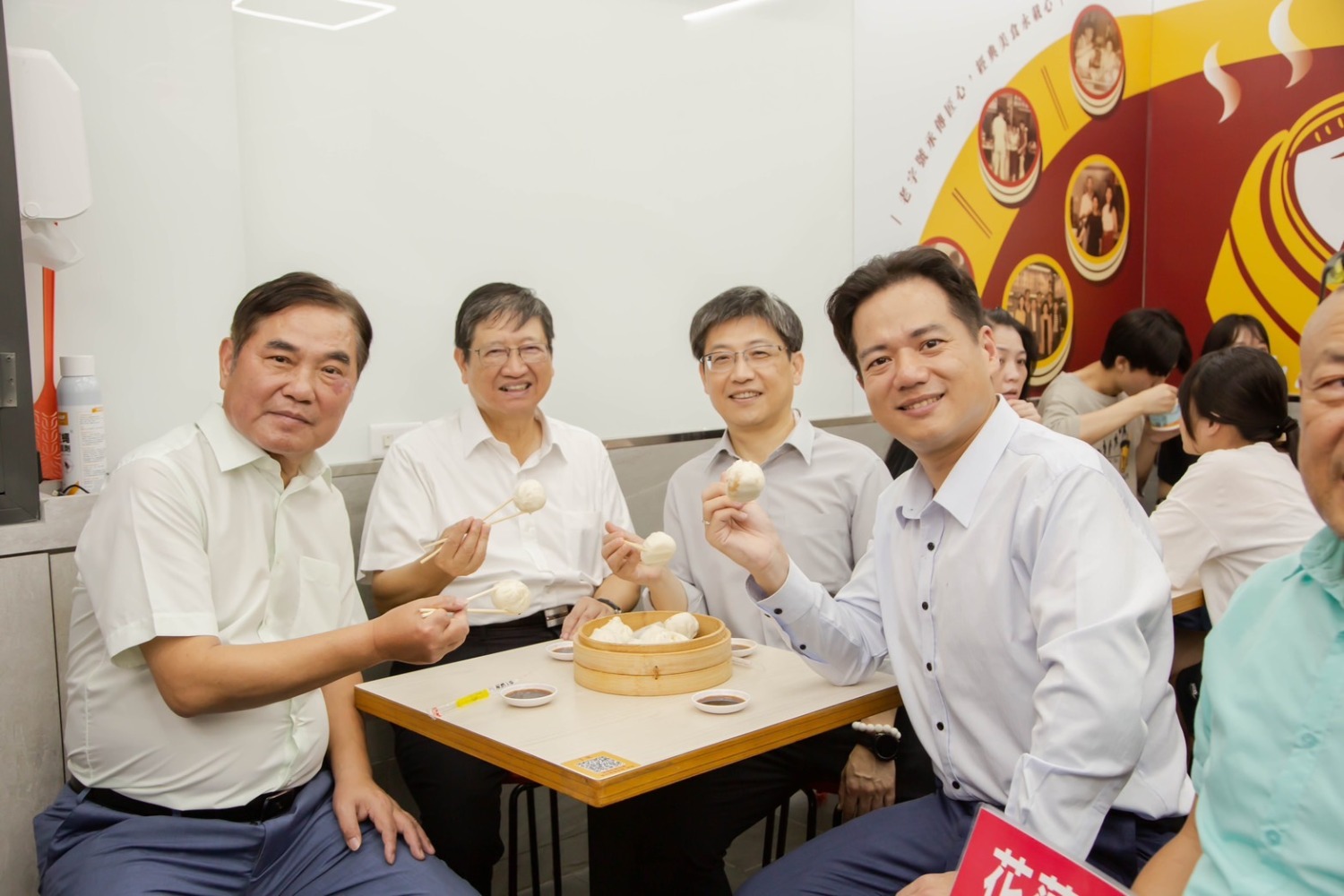 邱代理市長與楊縣長、鍾縣長一同品嚐周家蒸餃小籠包。(圖/記者林照東翻攝)