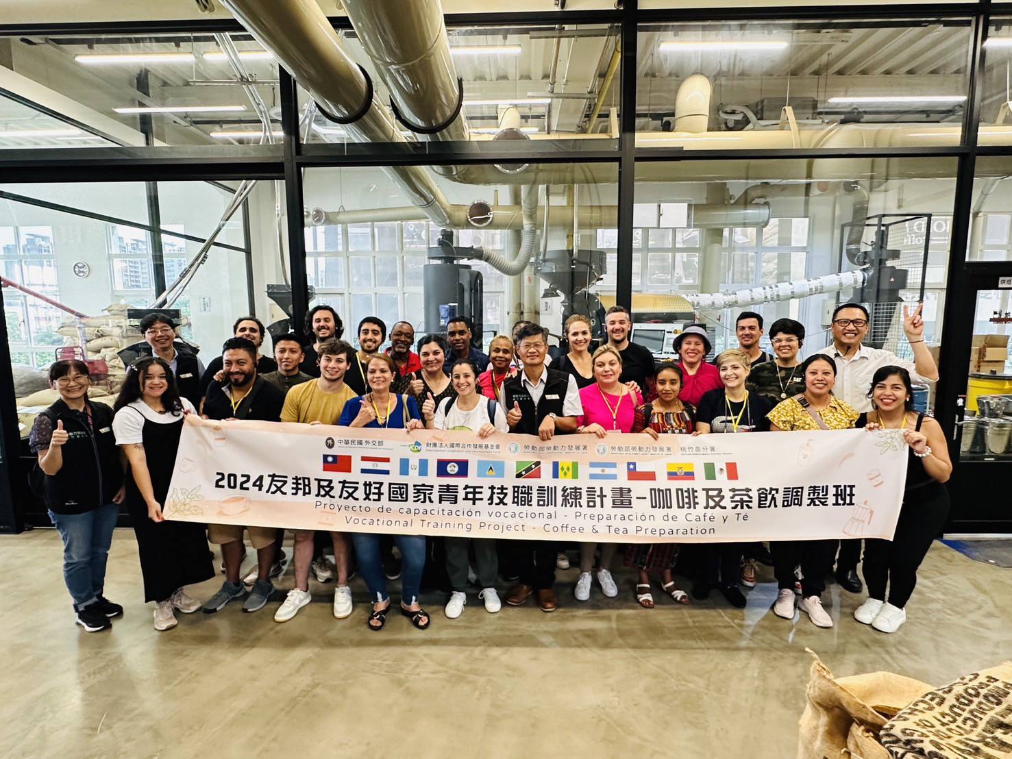 桃竹苗分署帶領友邦學員到新竹創業楷模赫曼咖啡,了解台灣典範創業促進交流。(圖/記者黃溎芬翻攝)
