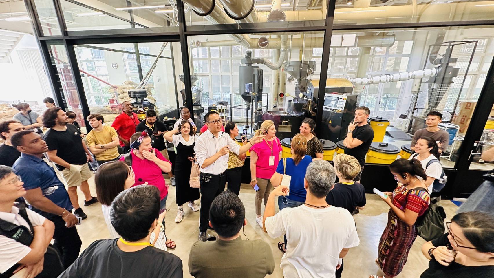 來自10個國家的友邦技產學員,參觀新竹「赫曼咖啡烘焙體驗工廠」,促進外交獲益良多。(圖/記者黃溎芬翻攝)