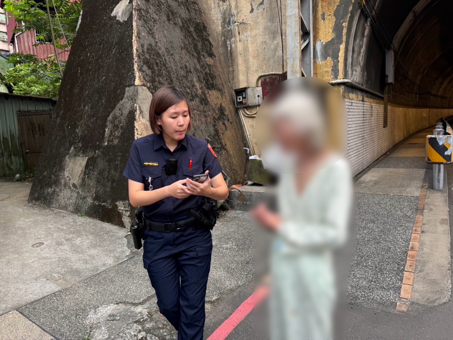 警方立即上前關懷余姓女子。(記者薛秀蓮翻攝)