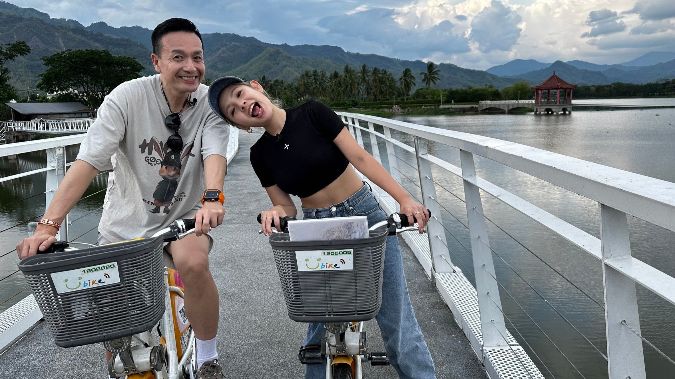 主持人小鐘、鮪魚 深入美濃客庄,騎單車遊老街。 圖/高雄市政府新聞局提供