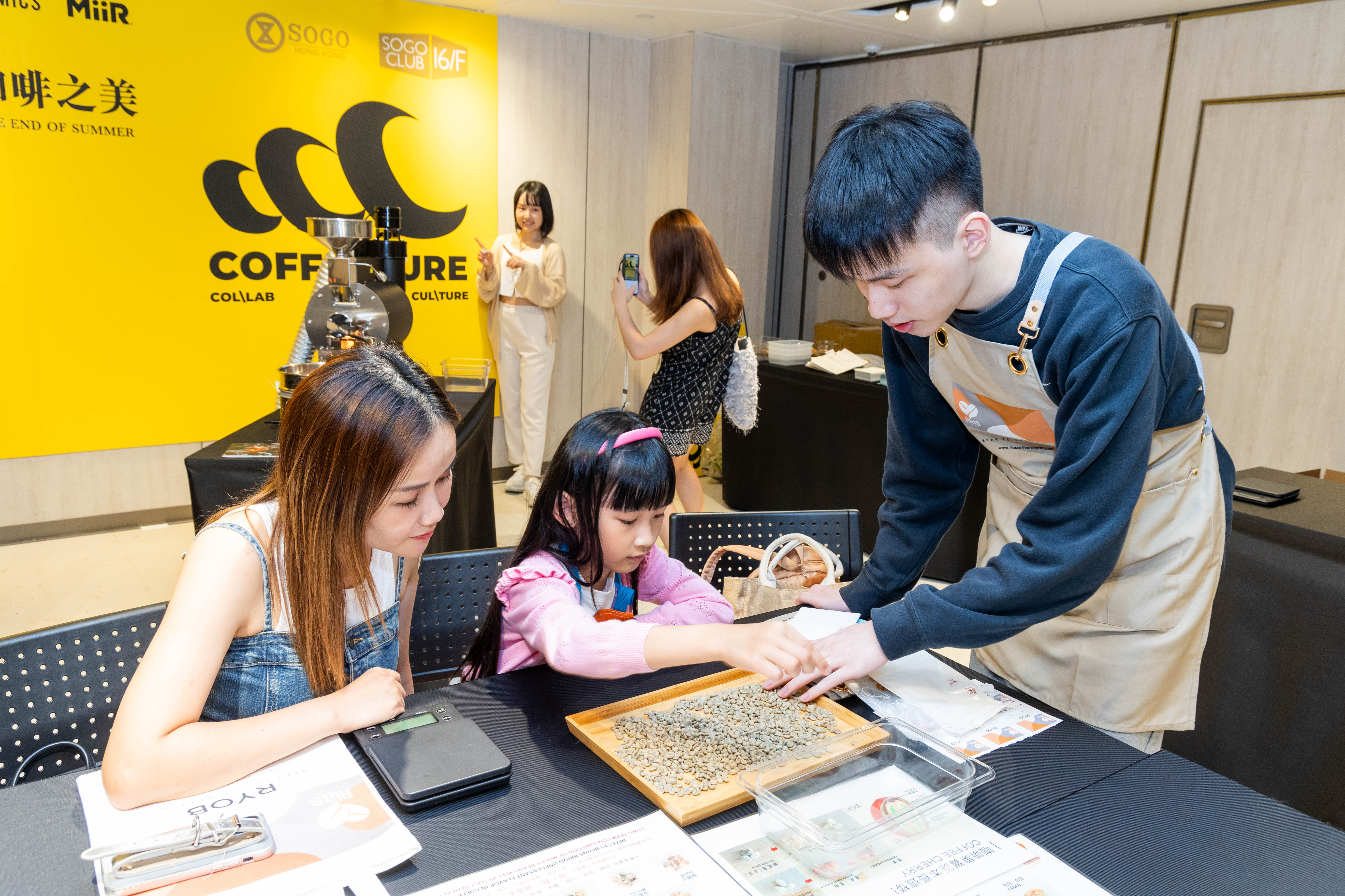 咖啡文化 COFFEETURE活動有Bean to Cup 烘豆師培訓班，很適合作為親子活動參加。