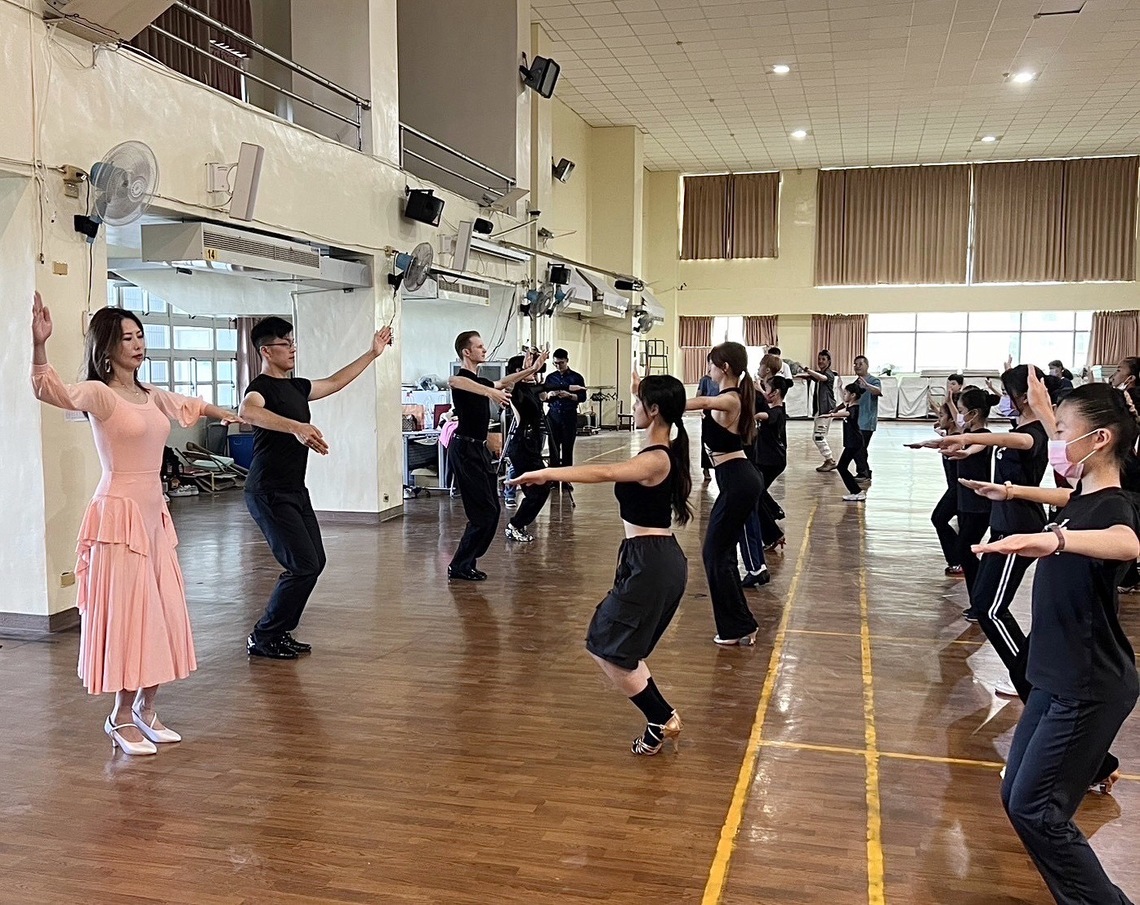 漾新聞|國標舞最高殿堂黑池摩登職業舞者前進漢民國小公益摩登舞教學