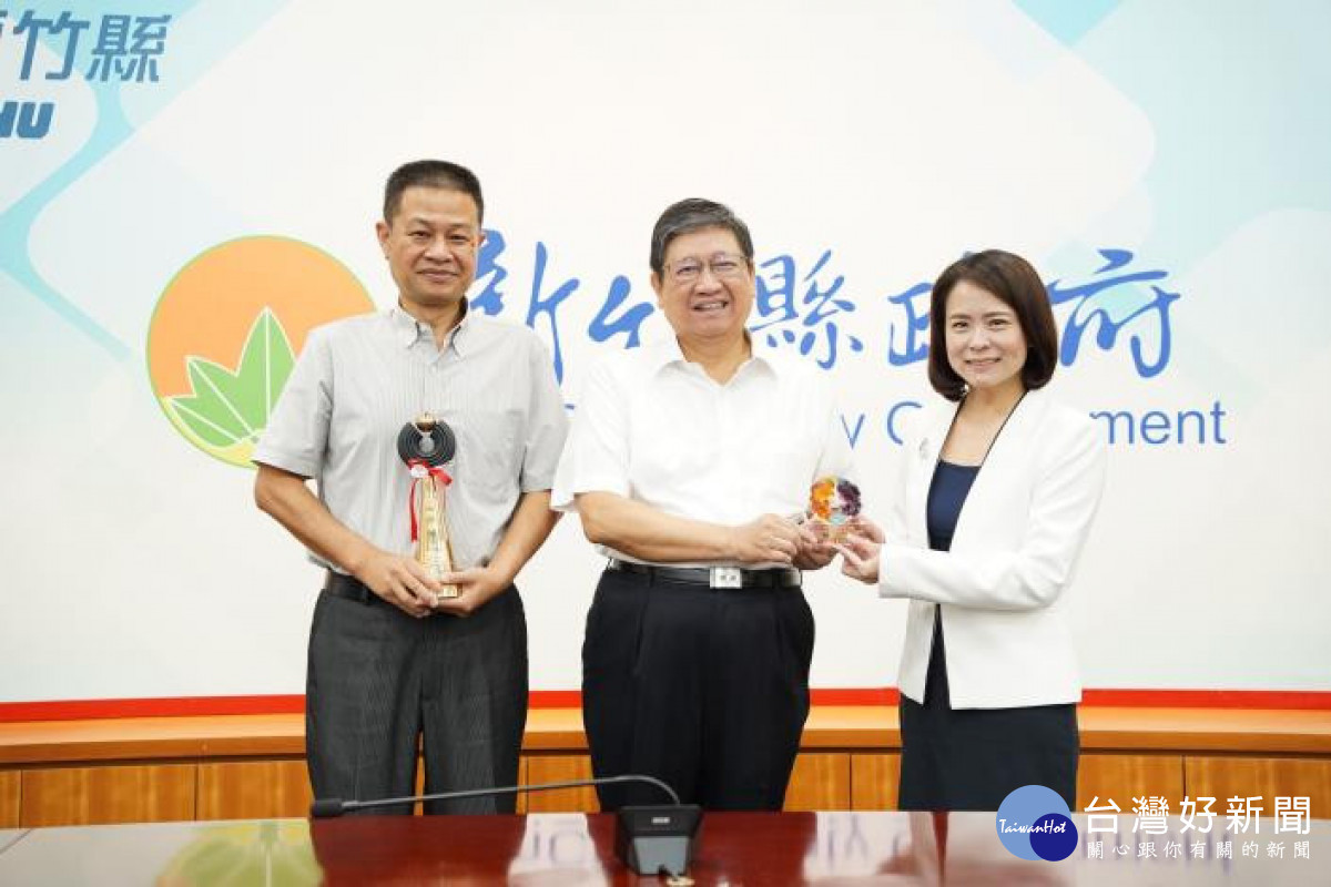 縣長楊文科頒發「竹縣之光」獎座恭賀北視主播黃佳慧