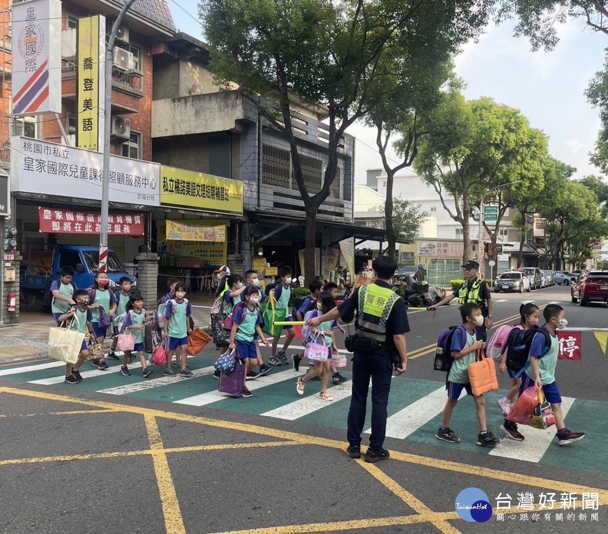 中壢警分局啟動「護童專案」,維護國小開學日,學童上學安全及學校周邊交通順暢。
