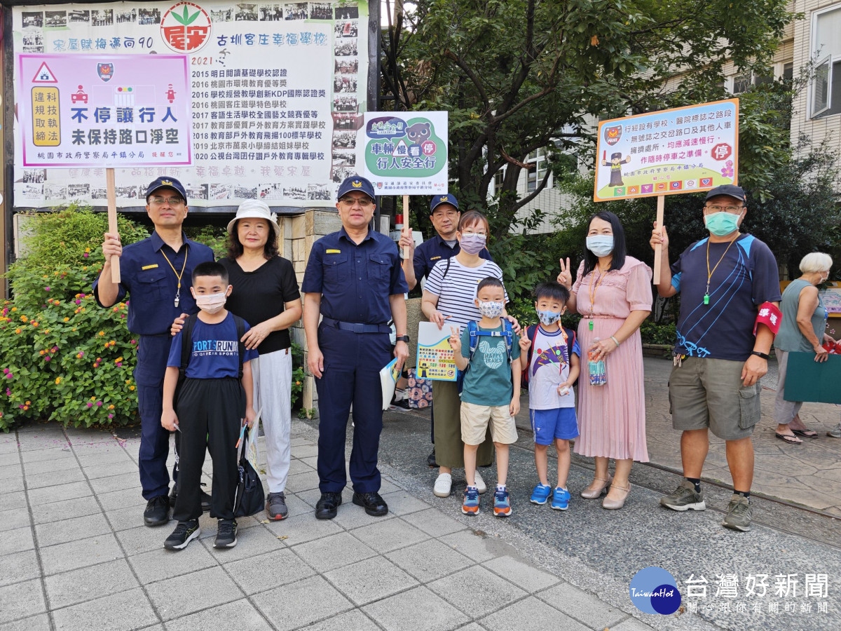 楊梅、平鎮警分局因應轄內各國中、國小開學日,為維護各校新生及學童上下學安全,規劃執行「護童專案」勤務。