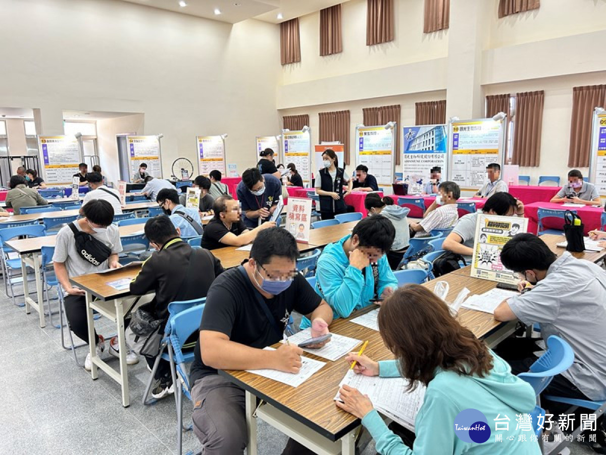 求職民眾填寫履歷表情形