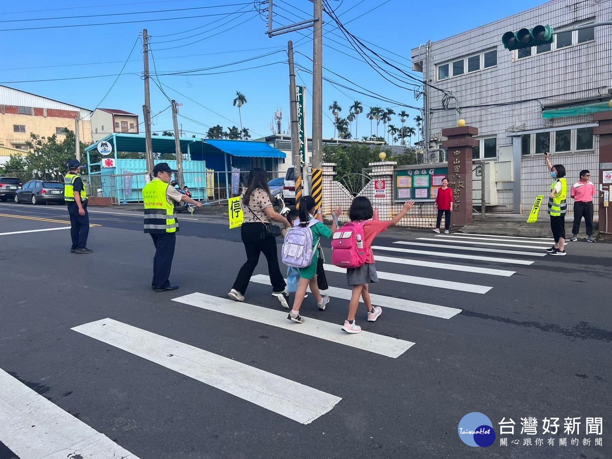 南投分局派出所員警協助志工導護老師等共同守護學童上學安全。（南投分局提供）