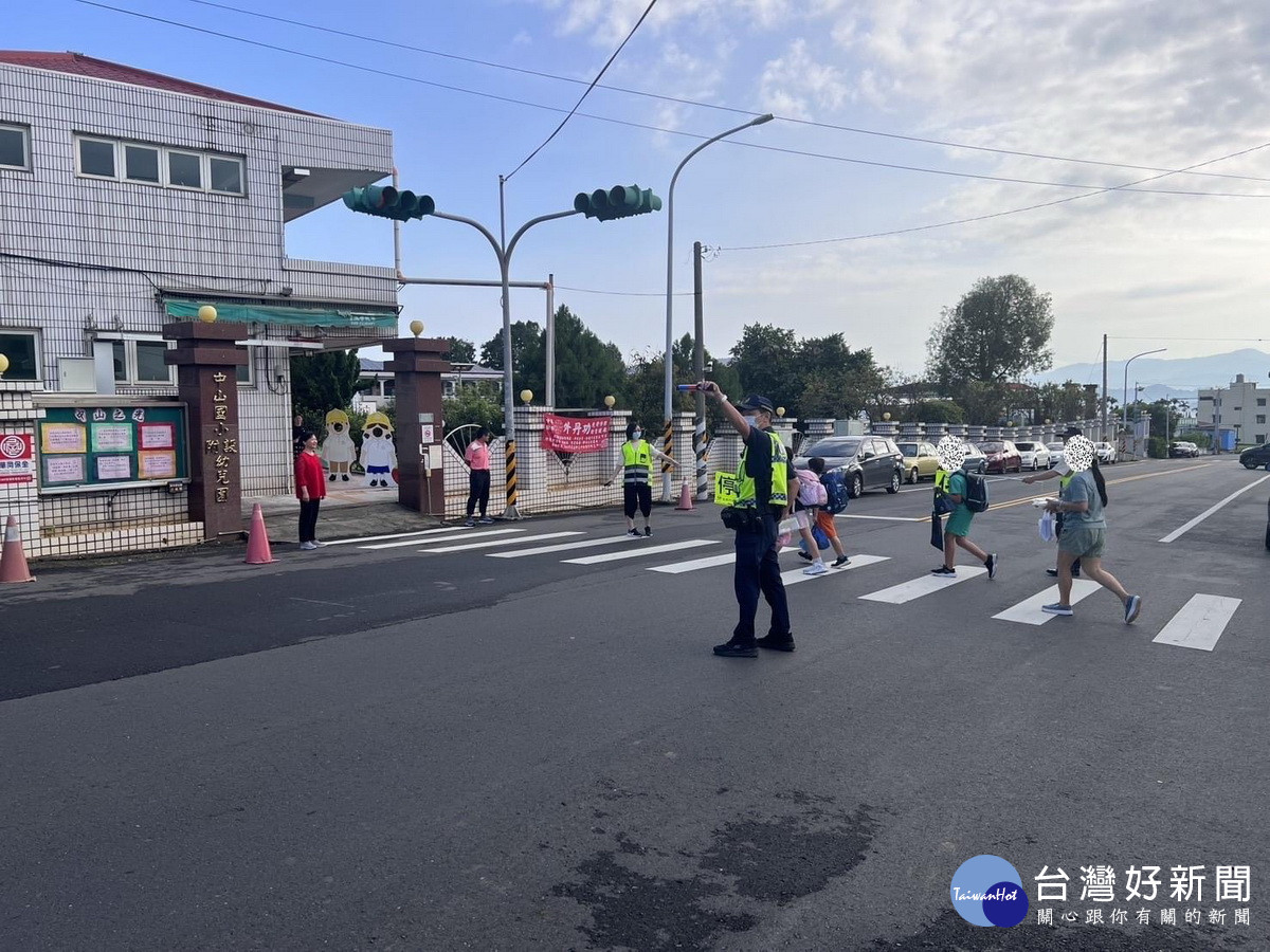 南投分局派出所員警協助志工導護老師等共同守護學童上學安全。(南投分局提供)
