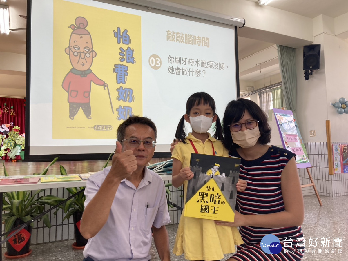 化身卓爺爺的校長透過繪本說故事深化家庭親子閱讀及惜食不浪費重要性。圖/福德國小提供