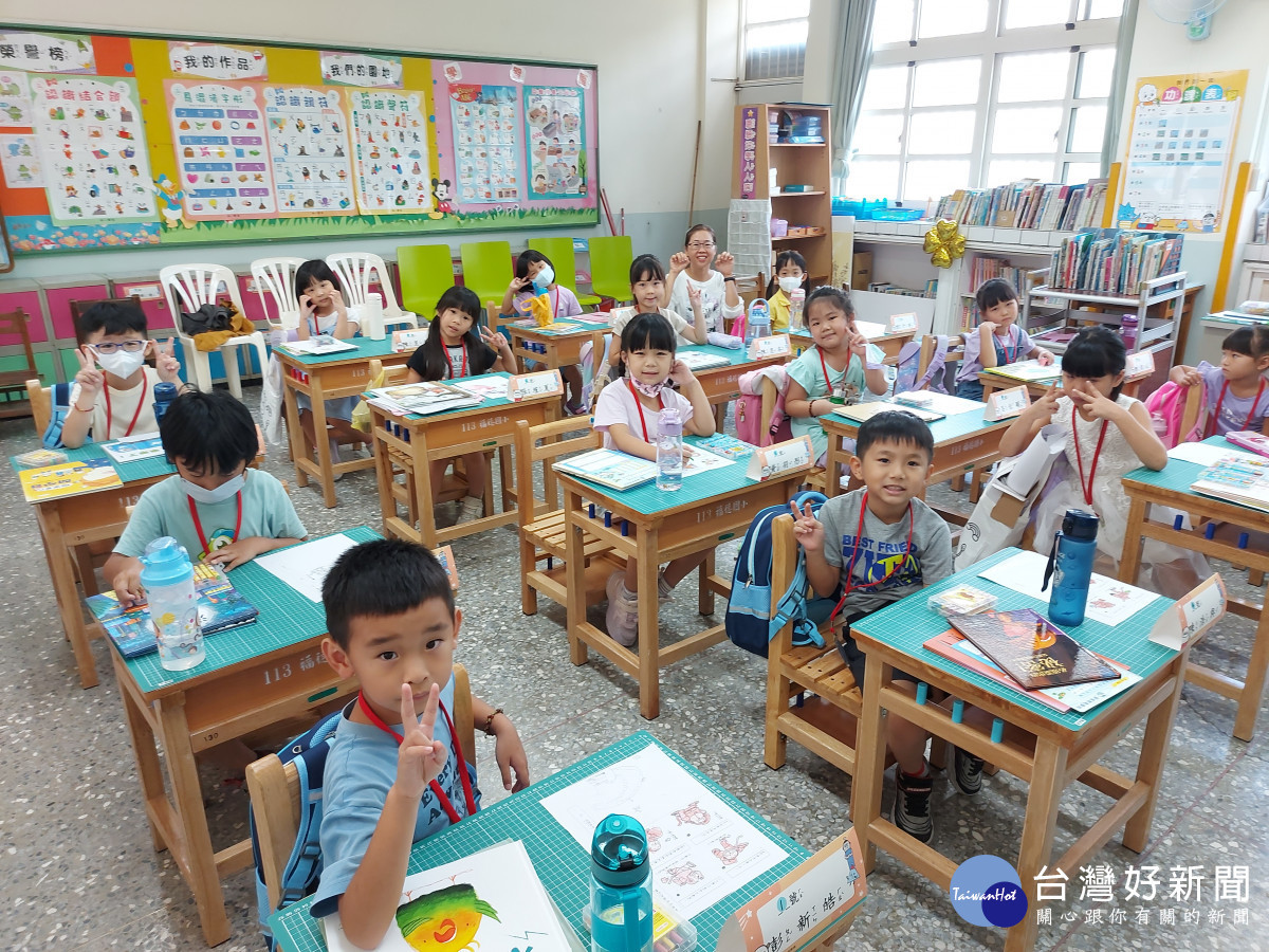 學校精心為每小一新生準備新式課桌椅及閱讀繪本和新學習文具。圖/福德國小提供