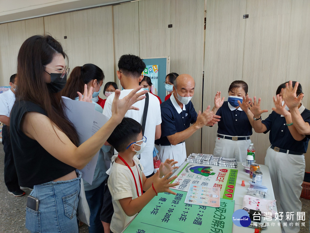 志工透過10個手指口訣教導親子學會從小用環保回收愛地球。圖/福德國小提供