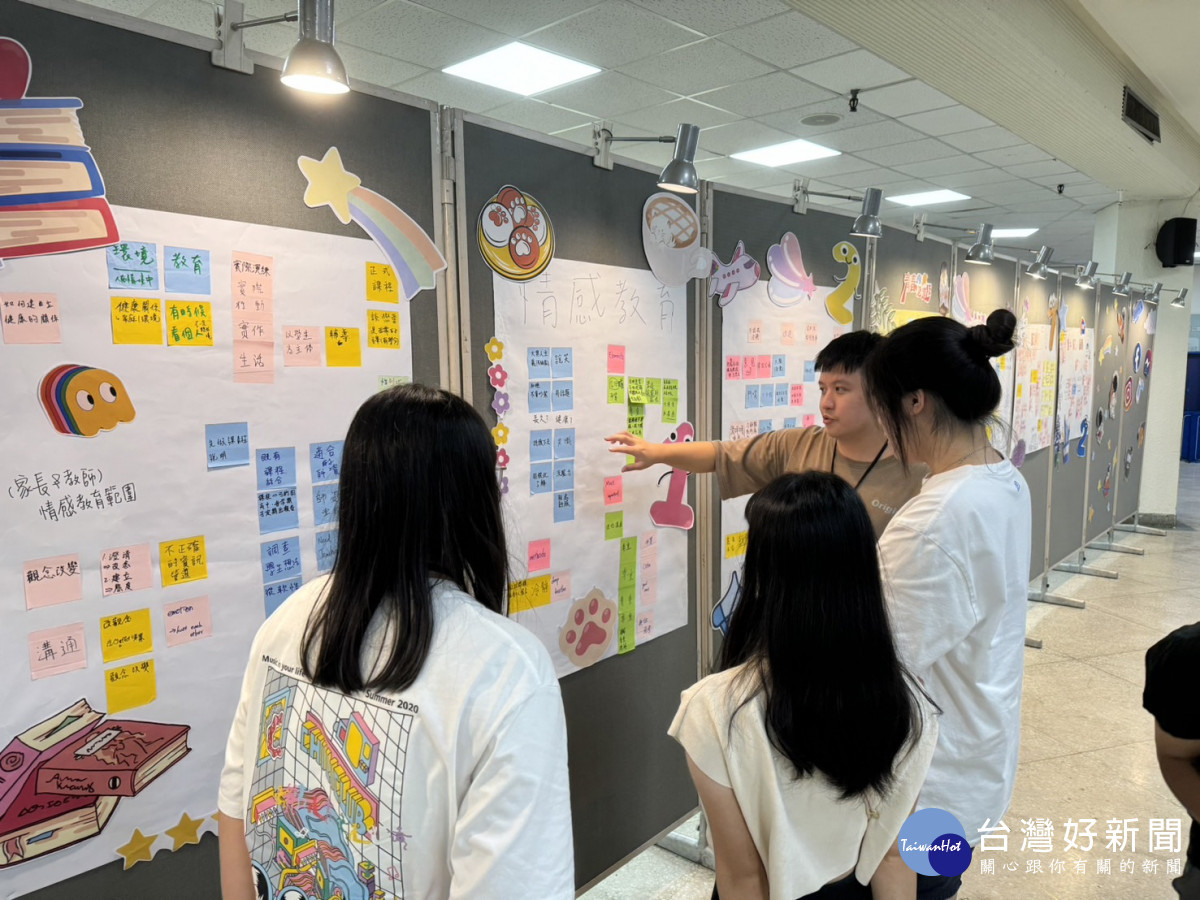 青少年審議工作坊,青少年產出討論成果海報,展示於論壇成果活動現場展示牆。