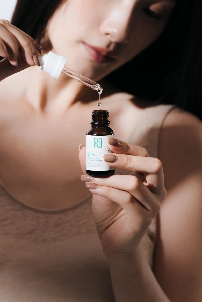 肌膚形象管理話題正夯!「淨膚粉刺調理水」與「20%杏仁酸煥膚美白精華液」等調理型產品廣受消費者喜愛。