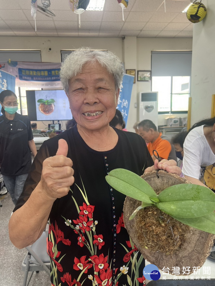阿公阿嬤動手作最是歡喜。(縣府提供)