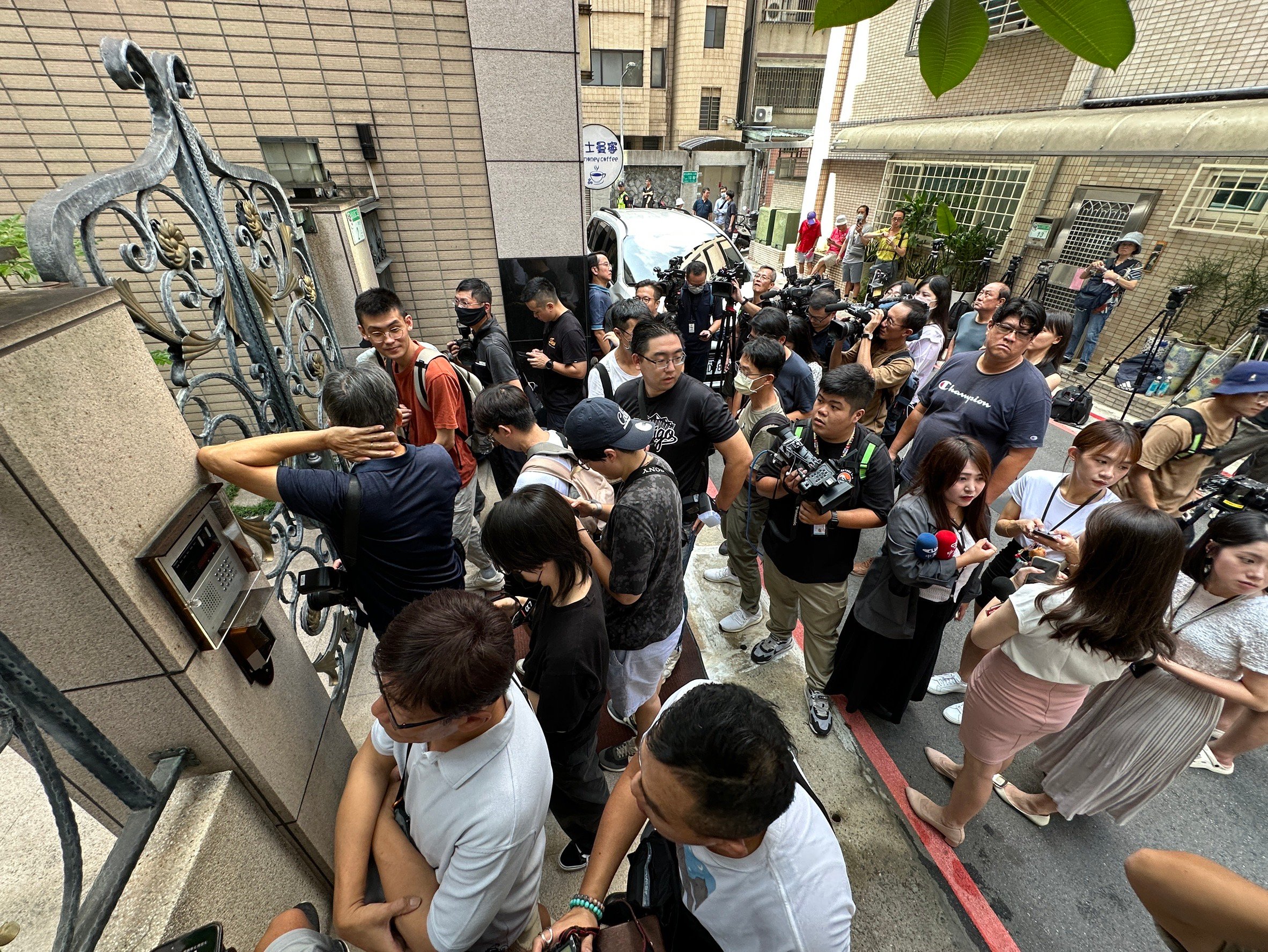 檢調30日一早前往柯文哲住家及柯辦搜索，大批媒體守在柯住家前。林啟弘攝