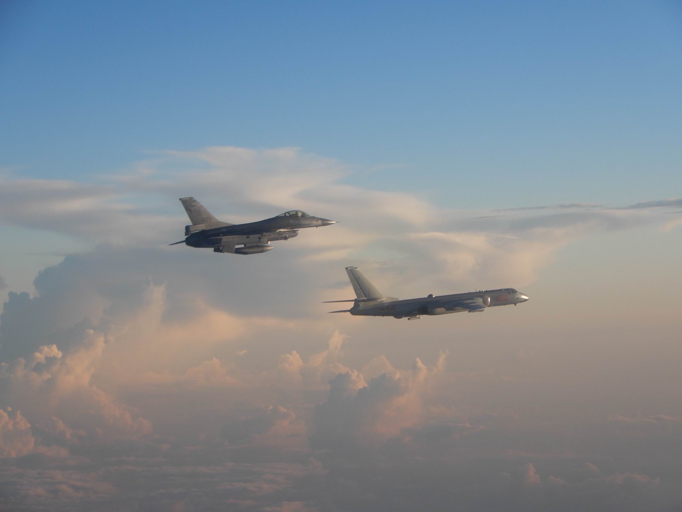 國防部公布中共犯台9時機, 其中台獨分裂即佔7項。圖為F-16戰機攔截中共轟六型機資料照片
