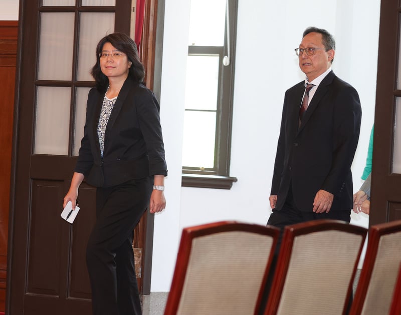 司法院大法官並為院長被提名人張文貞(左)及司法院大法官並為副院長被提名人姚立明(右)步入會場。中央社