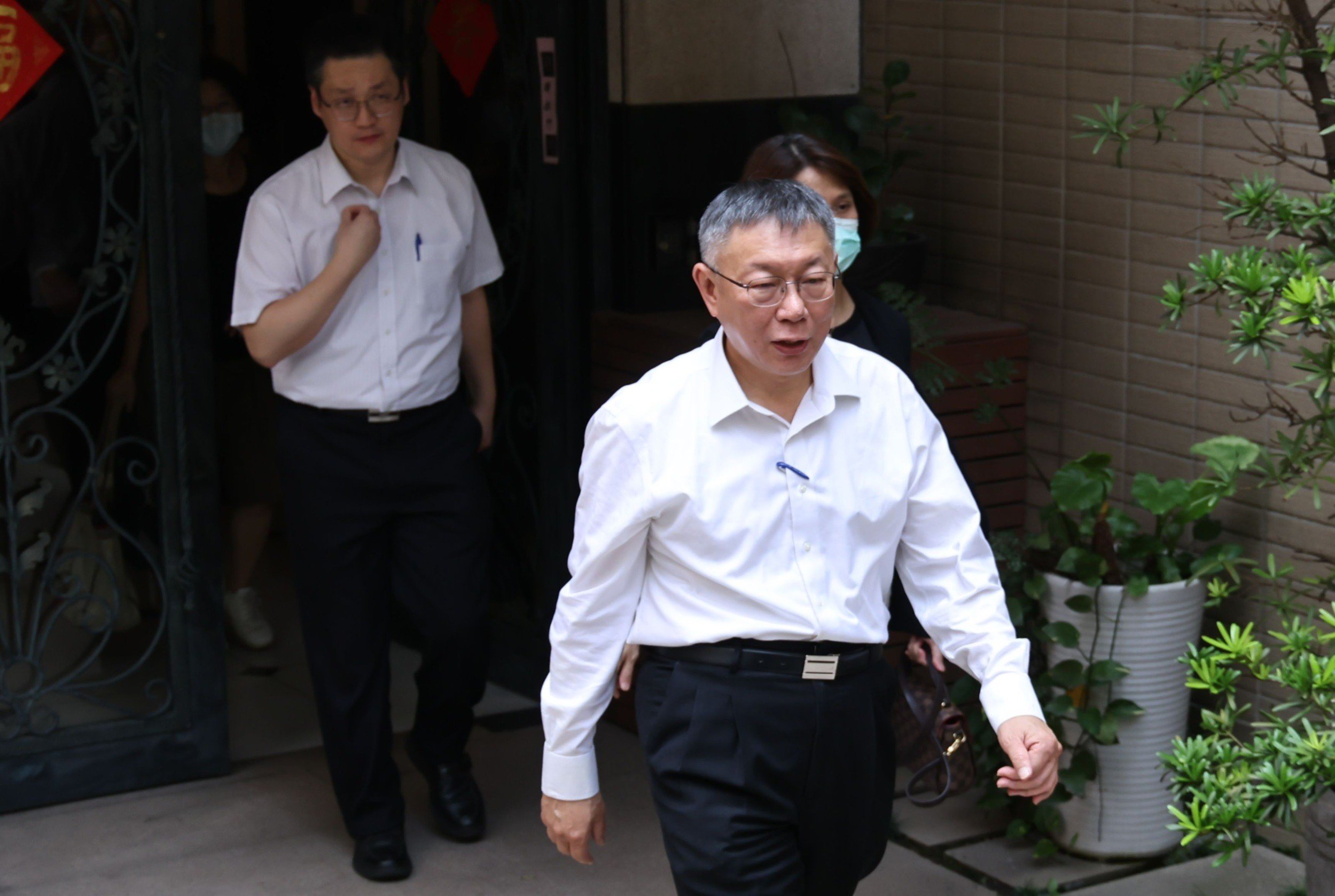 檢廉30日一早前往民眾黨主席柯文哲家中搜索,近中午柯文哲步出家門前往廉政署說明案情。林啟弘攝