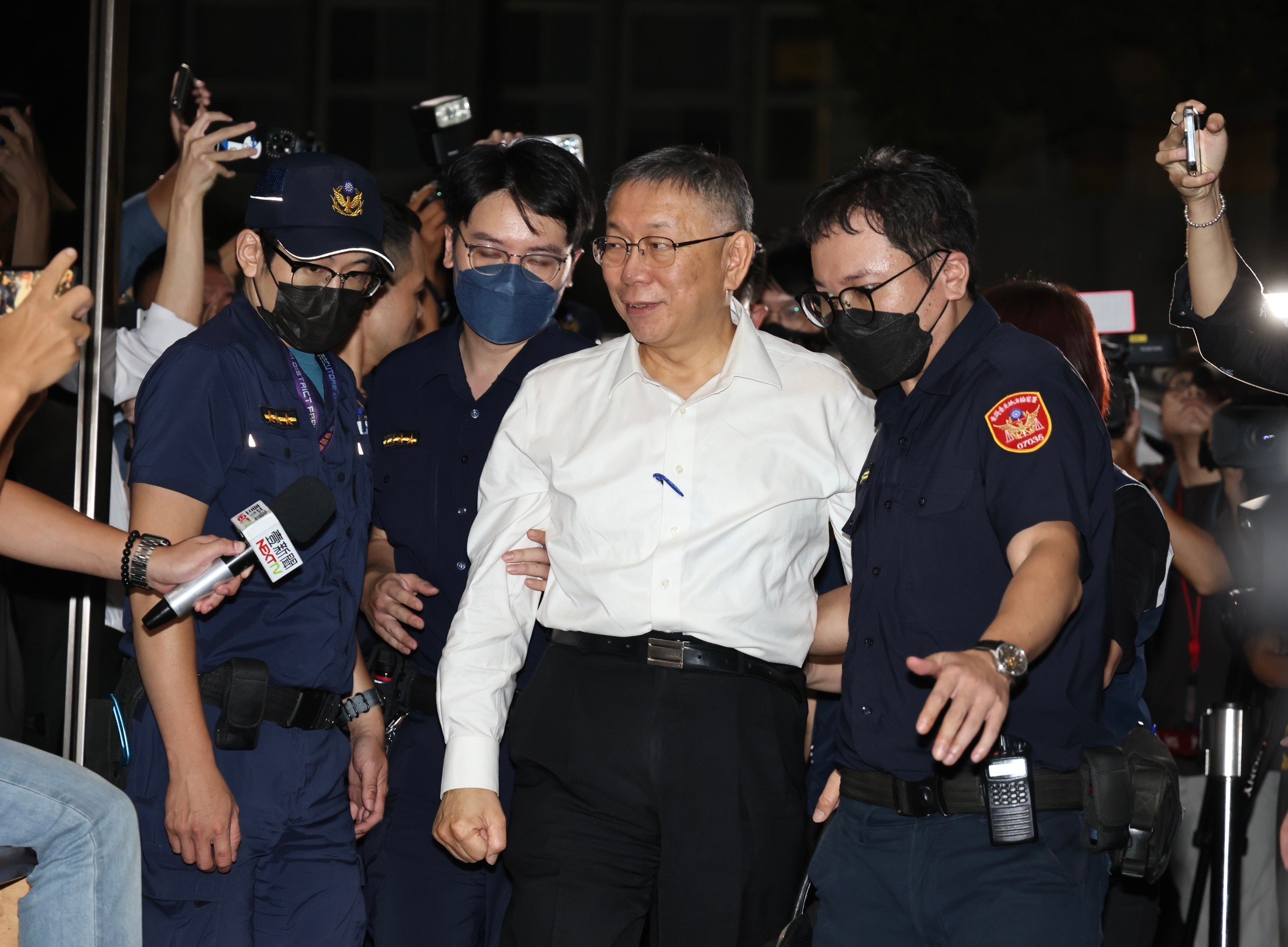 柯文哲移送北檢複訊,面露疲態,欲當庭離去遭到逮捕。林啟弘攝