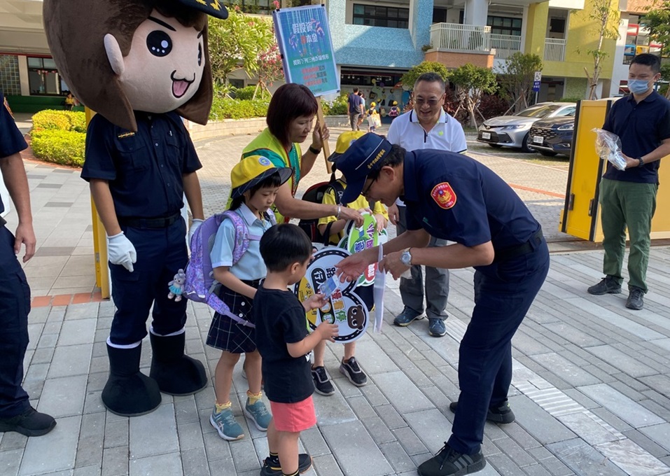 ▲圖說：中警三分局長謝有筆及警友三辦主任陳志勲為小朋友加油打氣        （圖／台中市政府 提供）