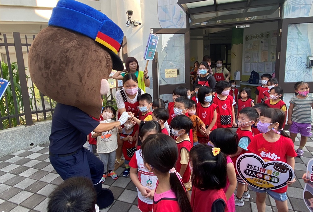 ▲圖說：警察大頭娃娃現身幼兒園，同樣帶來驚喜 （圖／台中市政府 提供）