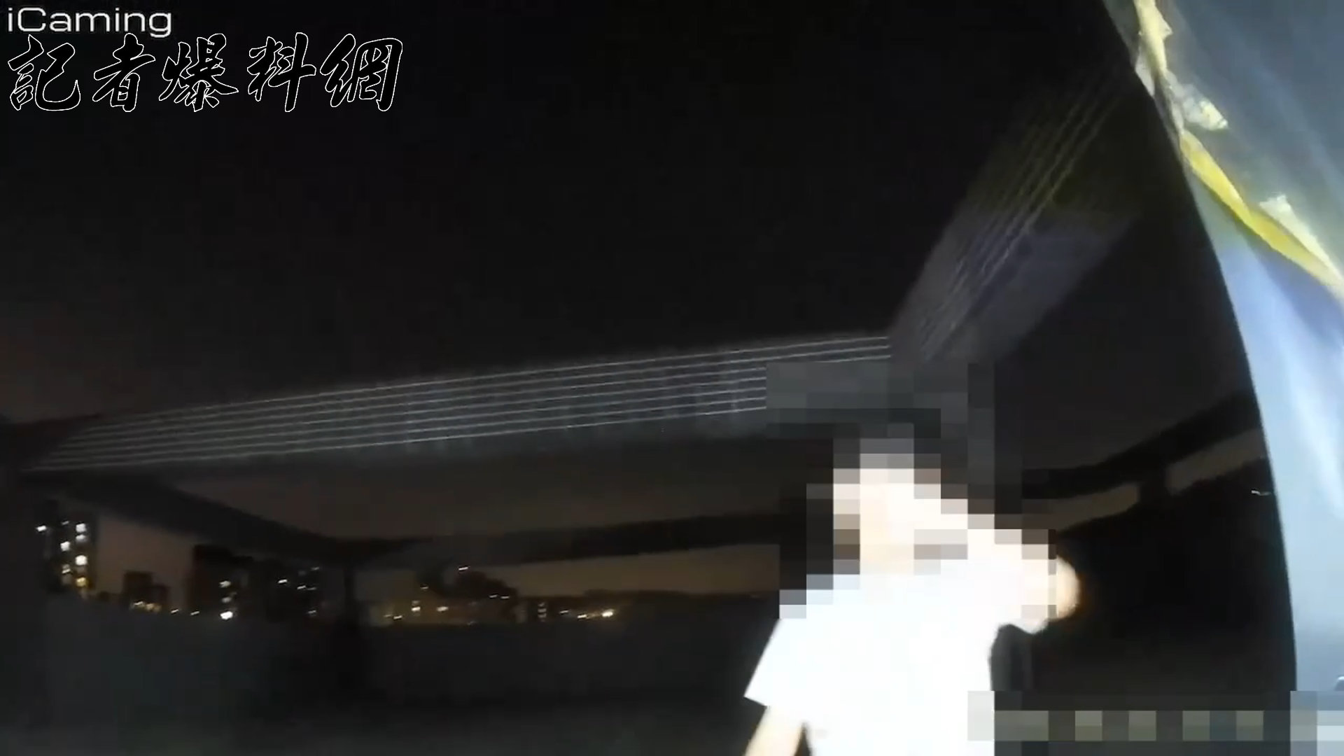 ▲桃園市1名楊姓男子，跑到新北市三峽區1處剛落成尚無人入住的建案工地「借水」洗澡卻被反鎖在頂樓。（翻攝畫面）