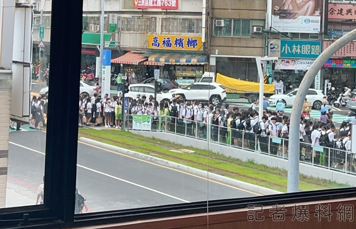 ▲輕軌樹德家商站開學日放學擠滿人潮。（圖／取自Threads @_qq.xr授權提供）