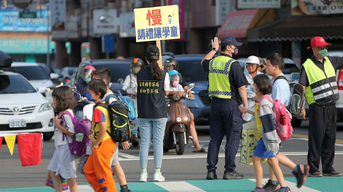 開學囉!縣長鍾東錦與苗警啟動護童 共同點亮校園安全