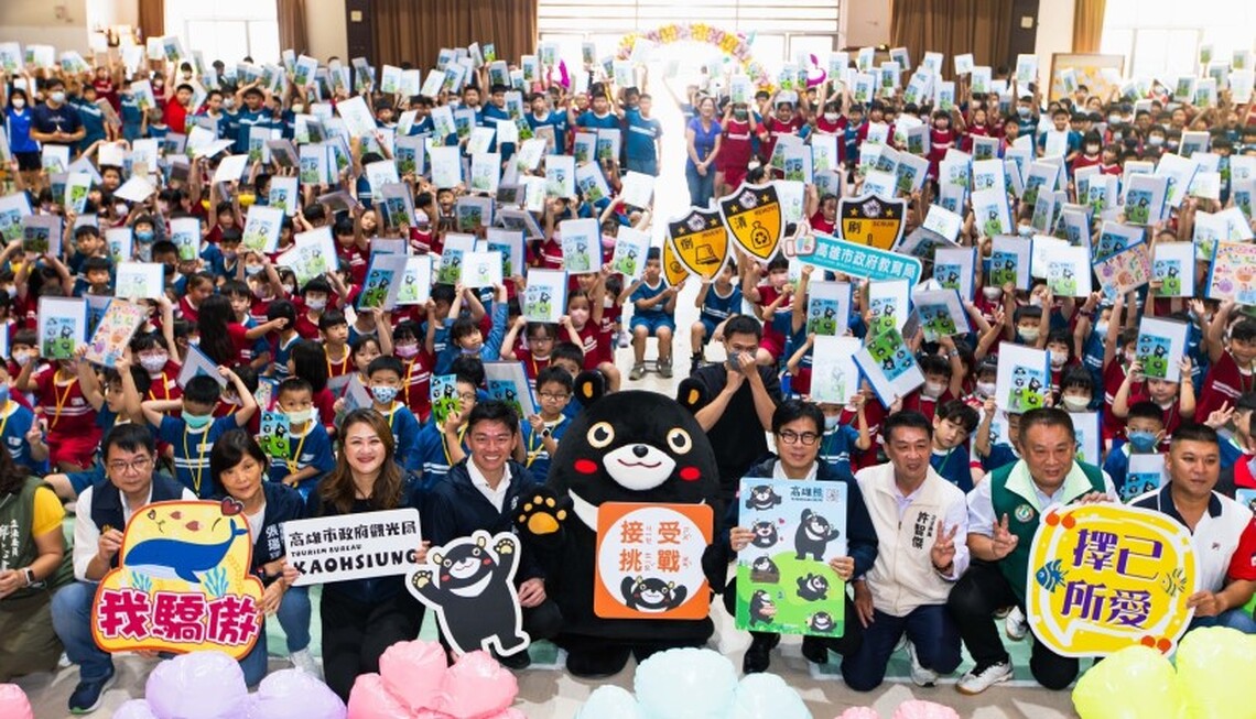 熊出沒請注意！開學日高雄熊接任務  陳其邁率市府團隊為新生獻祝福