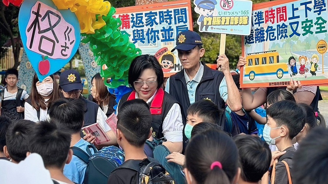 開學首日竹縣警護童 守護校園把關學生安全