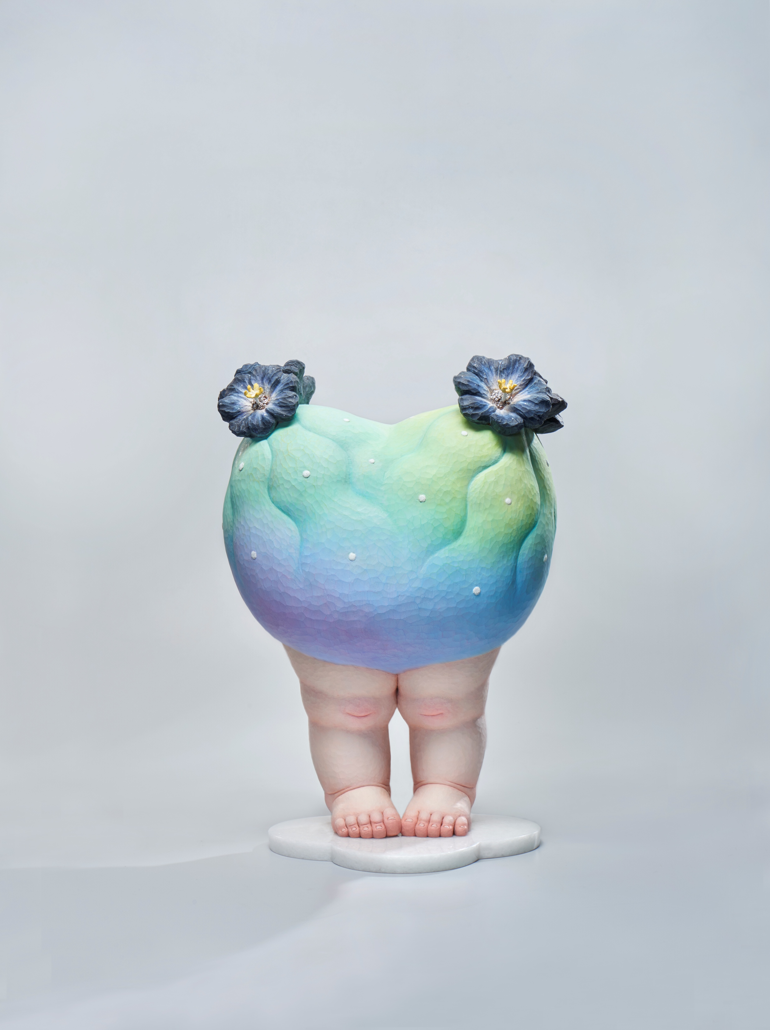 Shy Baby 53.1 x 37.2 x 29.2cm 樟木、壓克力彩、大理石板 2024