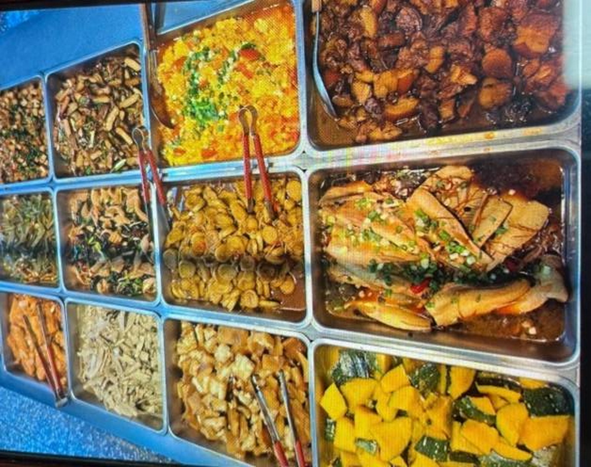 ▲彰化市中山路一段「响宴自助餐店」常讓弱勢民眾吃愛心便當，每月虧十萬元，阿志說，只要他還有能力，就會繼續這樣做。（民眾提供）
