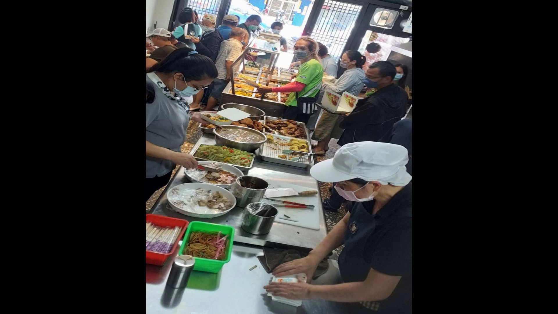 ▲彰化市中山路一段「响宴自助餐店」常讓弱勢民眾吃愛心便當，每月虧十萬元，阿志說，只要他還有能力，就會繼續這樣做。（民眾提供）