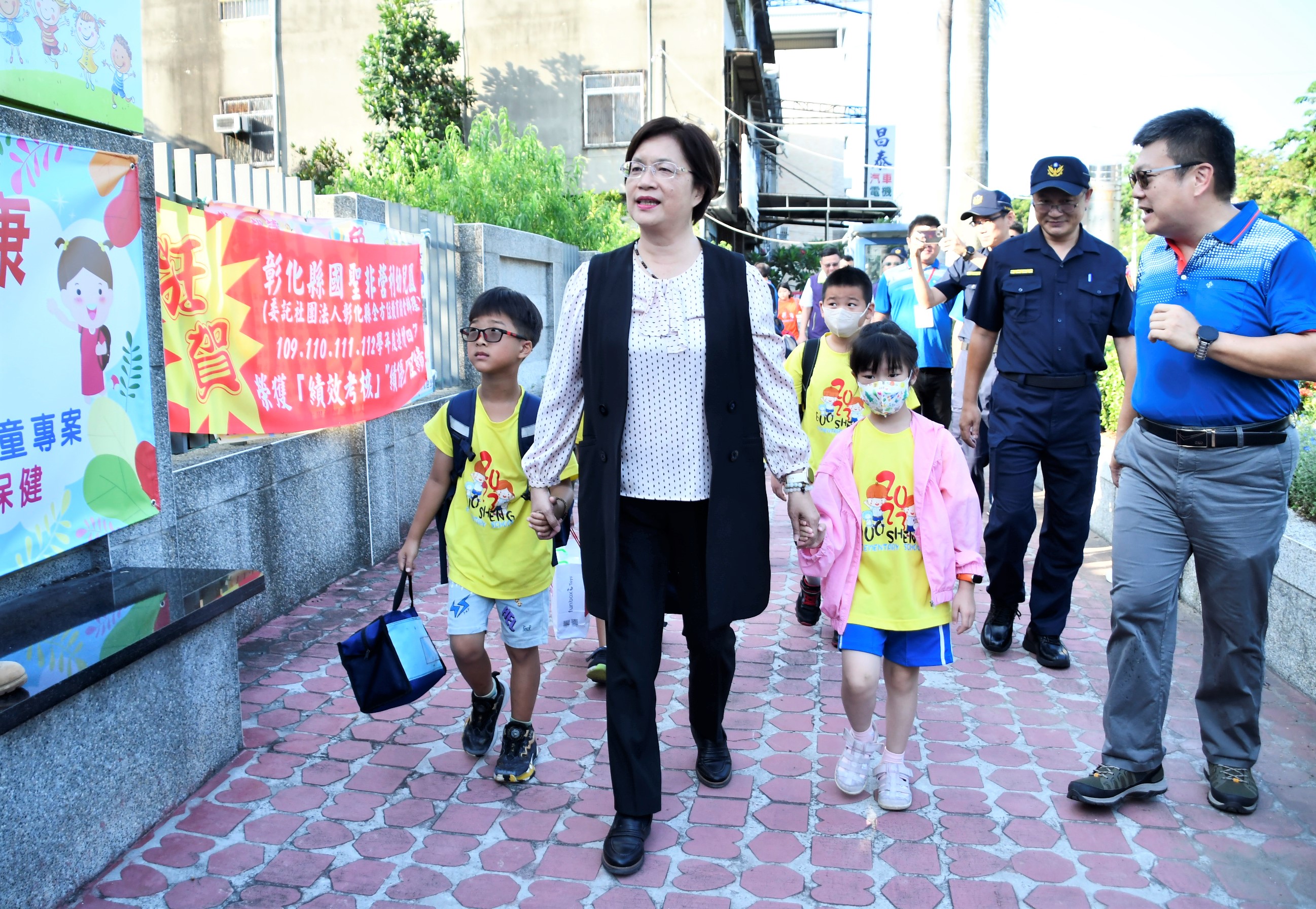 ▲開學的首日，彰化縣長王惠美前往彰化市國聖國小關心學童上學情形，也希望家長和學生更注重視力保健。（記者張溎壕攝）