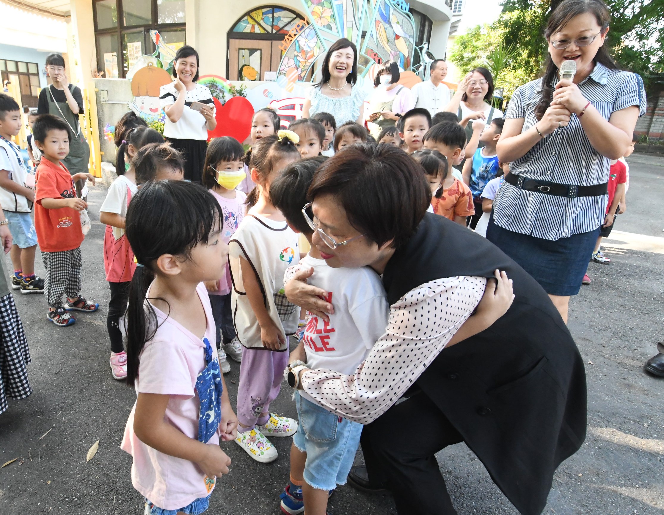 ▲開學的首日，彰化縣長王惠美前往彰化市國聖國小關心學童上學情形，也希望家長和學生更注重視力保健。（記者張溎壕攝）