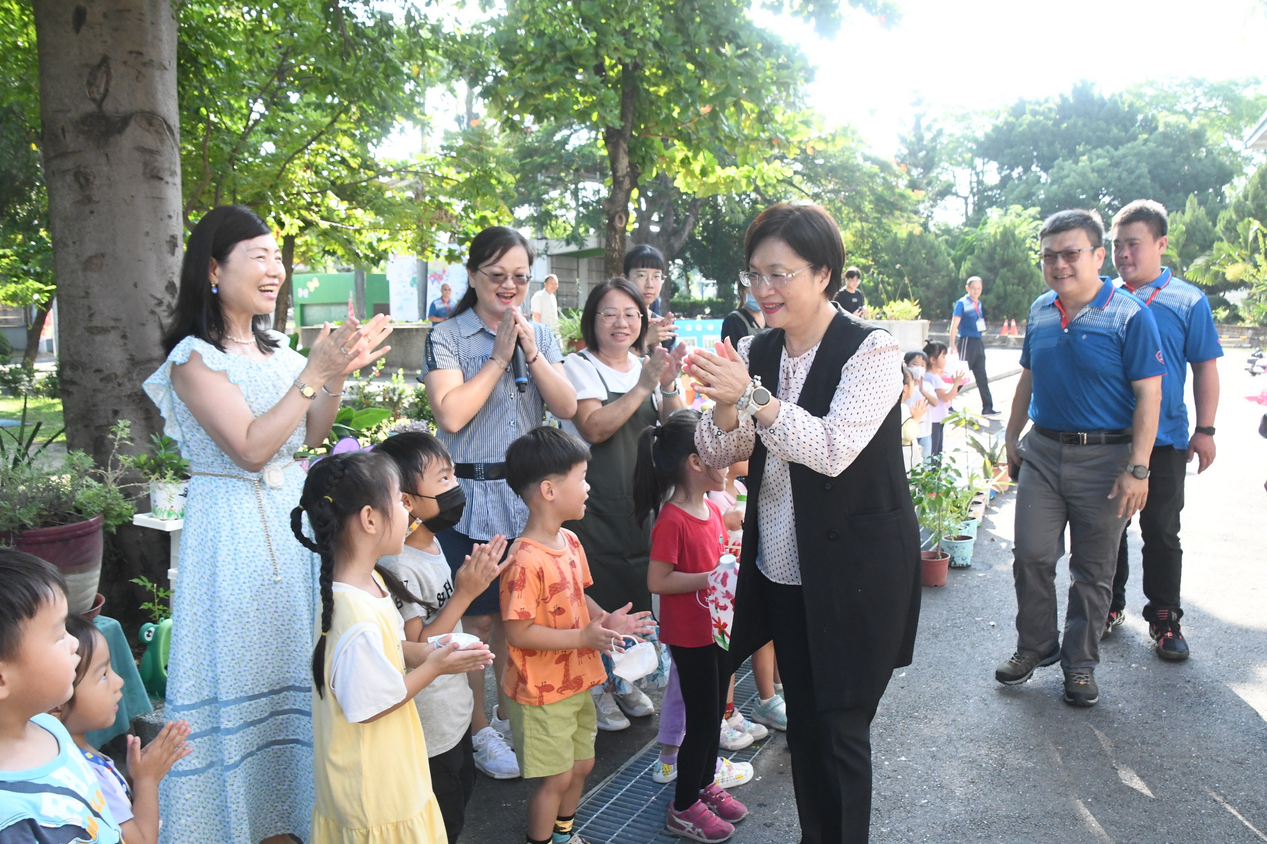 ▲開學的首日，彰化縣長王惠美前往彰化市國聖國小關心學童上學情形，也希望家長和學生更注重視力保健。（記者張溎壕攝）