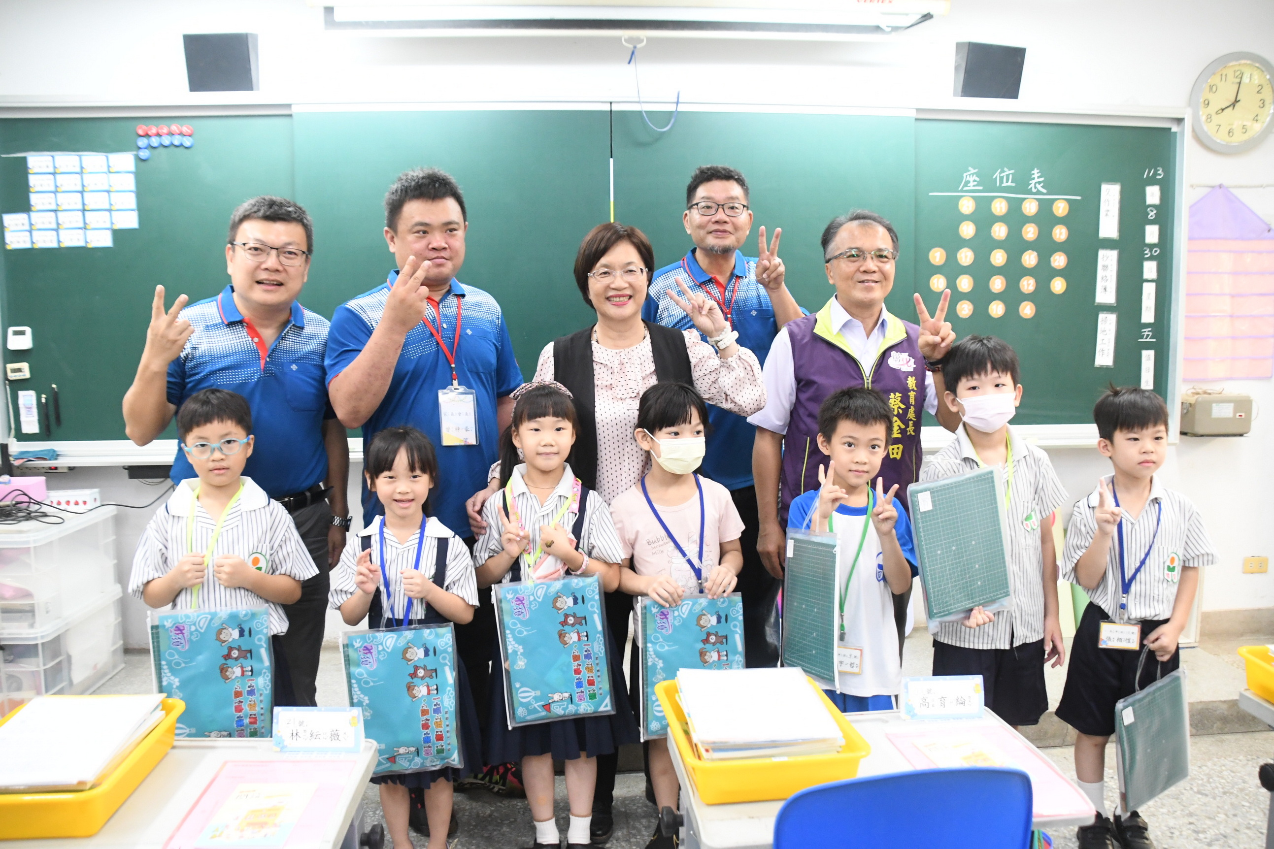 ▲開學的首日，彰化縣長王惠美前往彰化市國聖國小關心學童上學情形，也希望家長和學生更注重視力保健。（記者張溎壕攝）